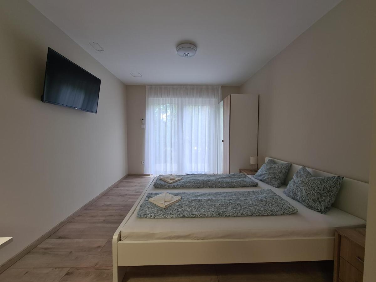 Öt Fenyő Apartmanház Siófok Exterior foto