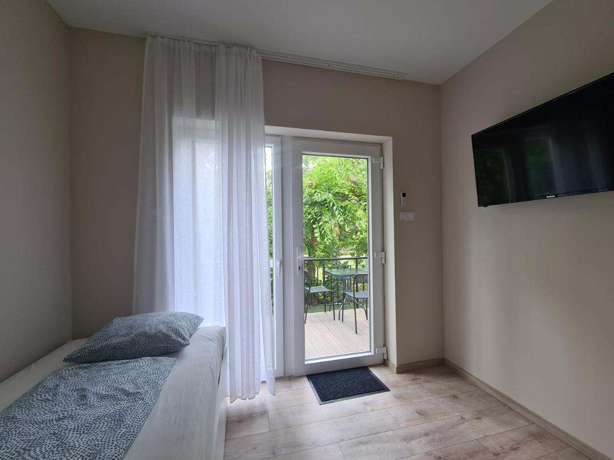 Öt Fenyő Apartmanház Siófok Exterior foto