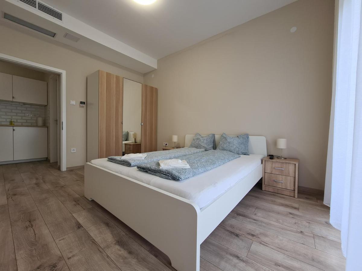 Öt Fenyő Apartmanház Siófok Exterior foto