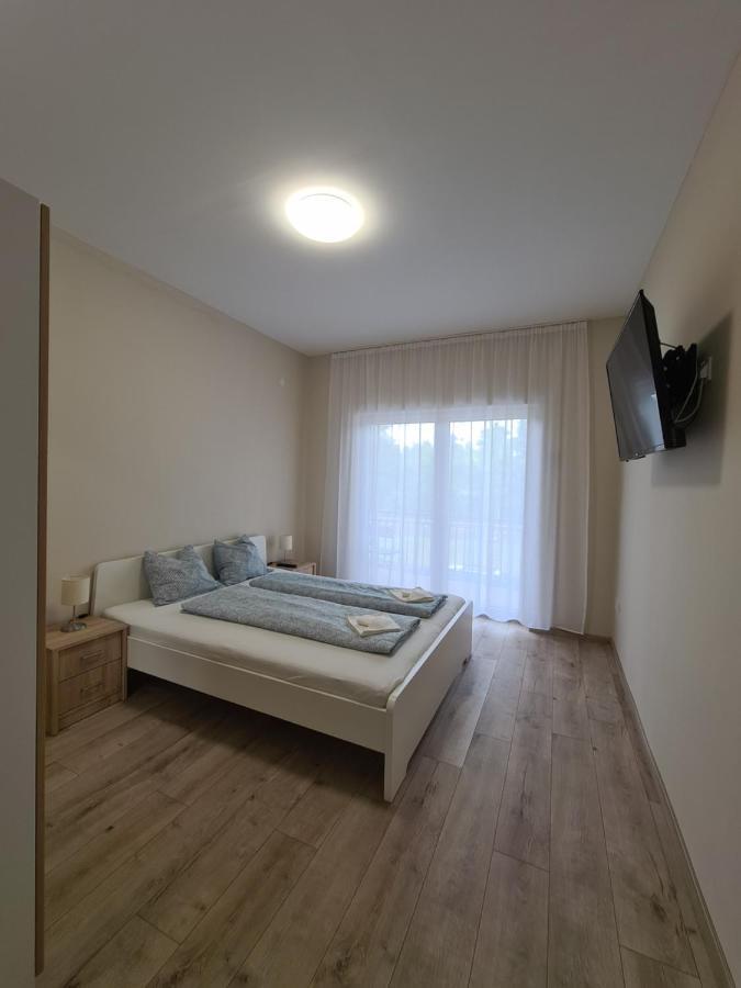 Öt Fenyő Apartmanház Siófok Exterior foto